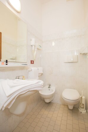Superior Double Room, Balcony, Garden View | Bathroom | Free toiletries, hair dryer, towels, soap - Hotel Dover Rooms & Coffee (Cervia)