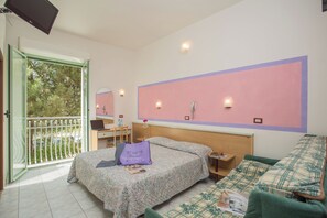 Desk, bed sheets - Hotel Dover Rooms & Coffee - Adults Friendly (Cervia)