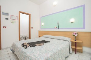 Desk, bed sheets - Hotel Dover Rooms & Coffee - Adults Friendly (Cervia)