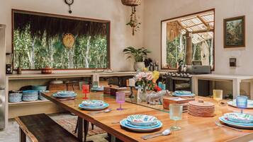 Dormitorio compartido, 1 habitación, vista al jardín | Comedor