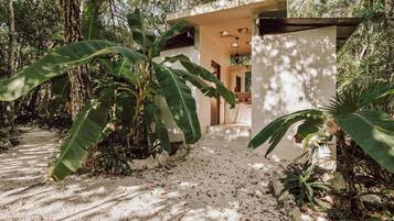 Dormitorio compartido, 1 habitación, vista al jardín | Áreas de la propiedad