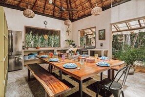 Felles sovesal, 1 soverom, hageutsikt | Spisestue