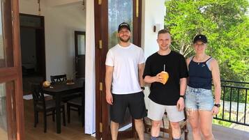 Vila superior, sacada, vista para a piscina | Opções para refeição ao ar livre