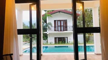 Deluxe Villa, Balcony, Pool View | Interior
