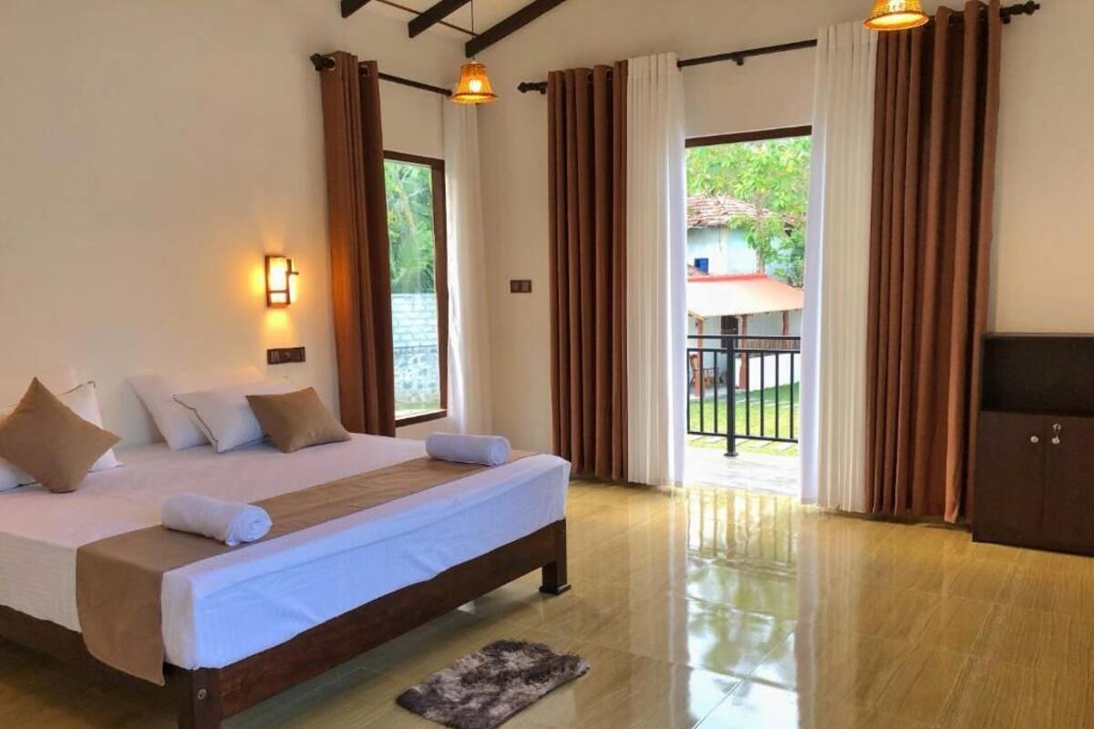 Deluxe Room, Balcony, Pool View | Cribs (free), WiFi (free), bed sheets