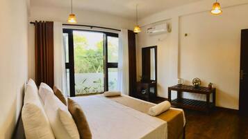 Villa Deluxe, balcon, vue piscine | Lits bébé (gratuits), Wi-Fi gratuit, draps fournis