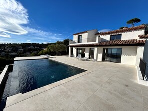 Outdoor pool, a heated pool - Villa 10 pers-Issambres Sea View & Heated Pool (Roquebrune-sur-Argens)