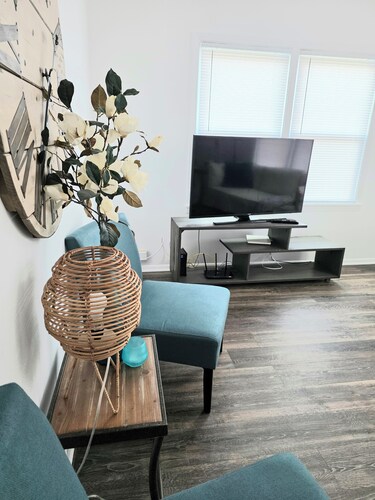Gorgeous Updated 2-Bedroom Cottage Near Mount Mary University & Mayfair Mall