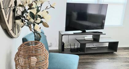 Gorgeous Updated 2-Bedroom Cottage Near Mount Mary University & Mayfair Mall