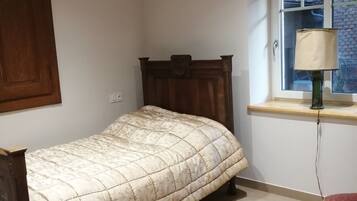 3 bedrooms, iron/ironing board, internet, bed sheets