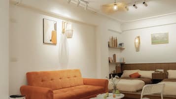 Basic Studio, City View | Living area