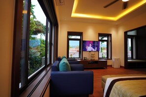 Minibar con artículos gratuitos y decoración individual