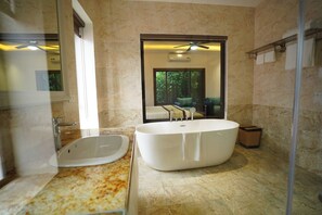 수중안마 샤워기, 고급 세면용품, 헤어드라이어, 목욕가운