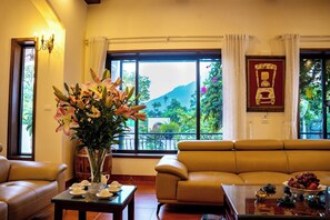 Minibar con artículos gratuitos y decoración individual