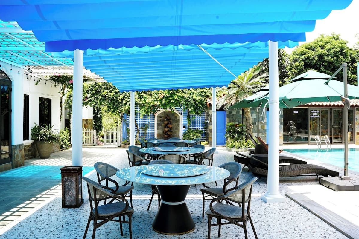 Frigobar (abastecido com itens grátis), individualmente decorados