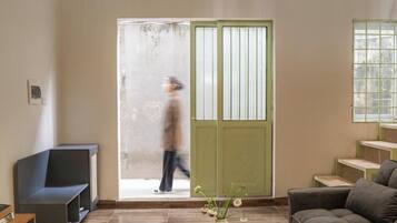 Basic Studio, City View | Living area