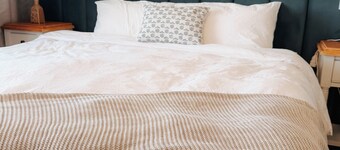 Cosy 4 Bedroom Townhouse with Country Charm