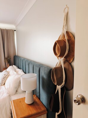 WiFi, bed sheets