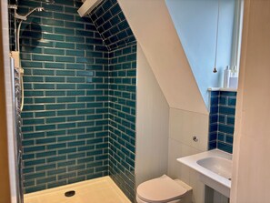 Ducha, toallas, jabón, papel higiénico