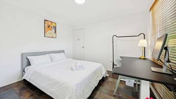 1 habitación, escritorio, tabla de planchar con plancha y wifi