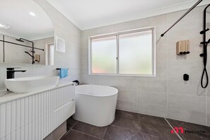 Douche, sèche-cheveux, serviettes fournies, shampoing