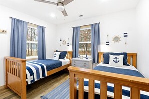 Free WiFi, bed sheets - Cozy Home w/ Lake Camelot Access & EV Charger (Nekoosa)