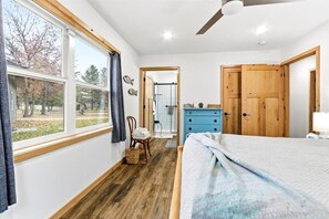Free WiFi, bed sheets - Cozy Home w/ Lake Camelot Access & EV Charger (Nekoosa)