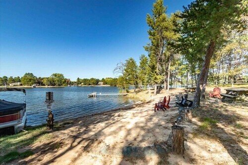 Cozy getaway near Lake Camelot - short drive to Sand Valley Golf Course- Pet Friendly!