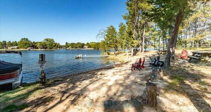 Cozy getaway near Lake Camelot - short drive to Sand Valley Golf Course- Pet Friendly!