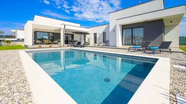 Outdoor pool - Lakeside Luxury Retreat in the Heart of Tushemisht (Buçimas)