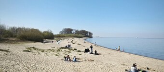 Vacation home on the Elbe dyke with large garden & private water access