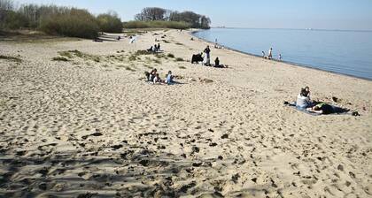 Vacation home on the Elbe dyke with large garden & private water access