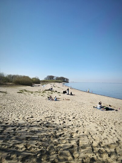 Vacation home on the Elbe dyke with large garden & private water access