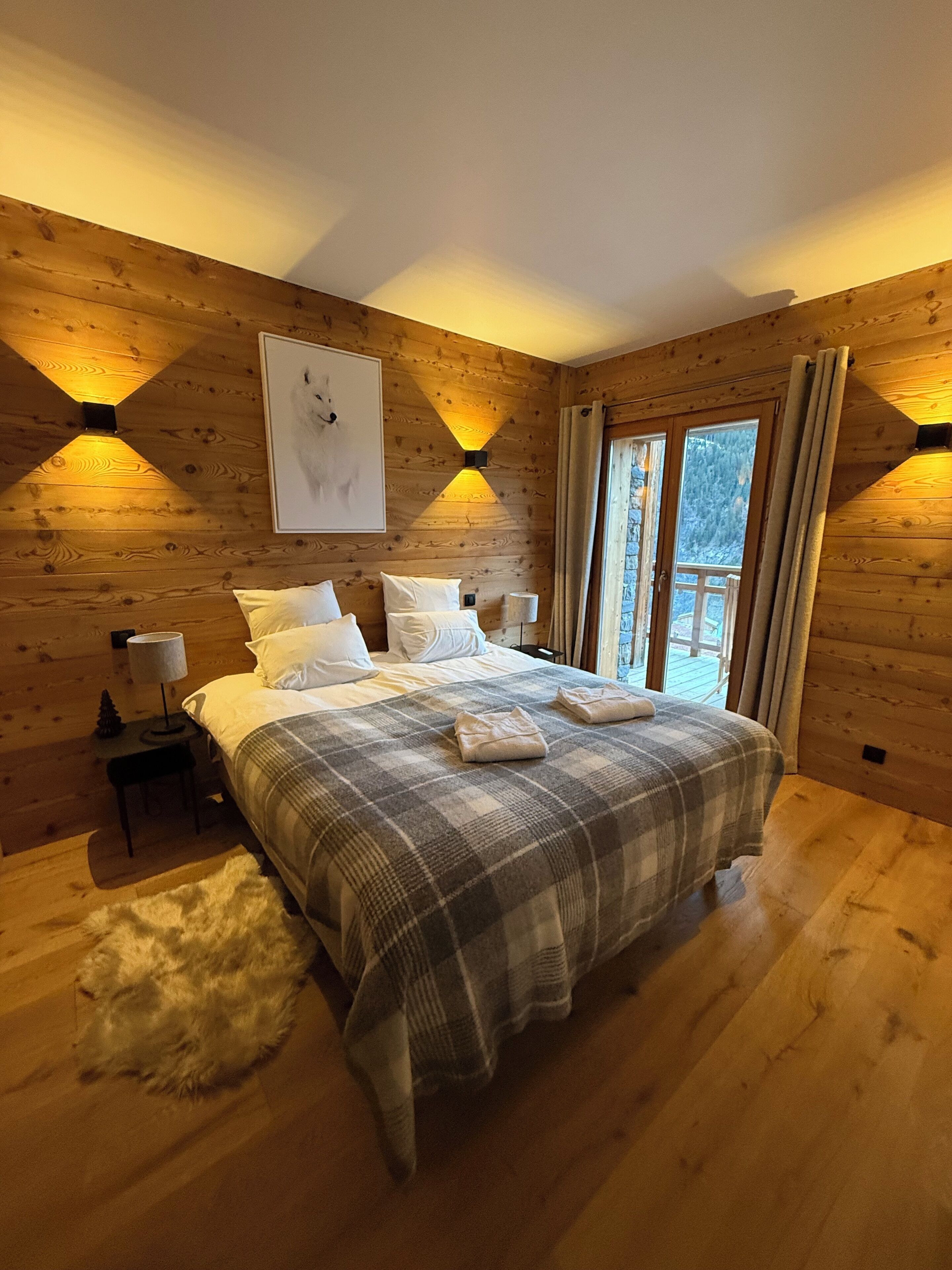 5 bedrooms, iron/ironing board, WiFi, bed sheets