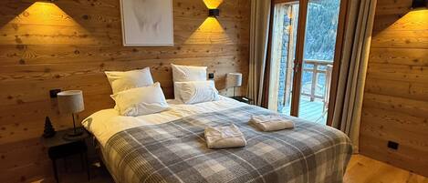 5 bedrooms, iron/ironing board, WiFi, bed sheets