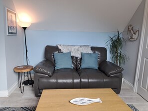 TV - Popular Coastal Apartment with Sea Views Nolton Haven. Pet friendly. (Haverfordwest)