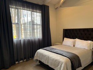3 bedrooms, iron/ironing board, WiFi, bed sheets - Modern 3-Bedroom House with Private Garden & Parking. Close to amenities (Harare)