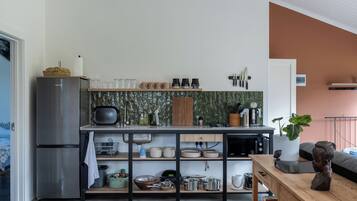 Kühlschrank, Mikrowelle, Herdplatte, Wasserkocher mit Kaffee-/Teezubehör