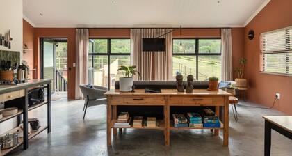 Bordering the lake, quiet and peaceful, close to the beach and town, welcome!!