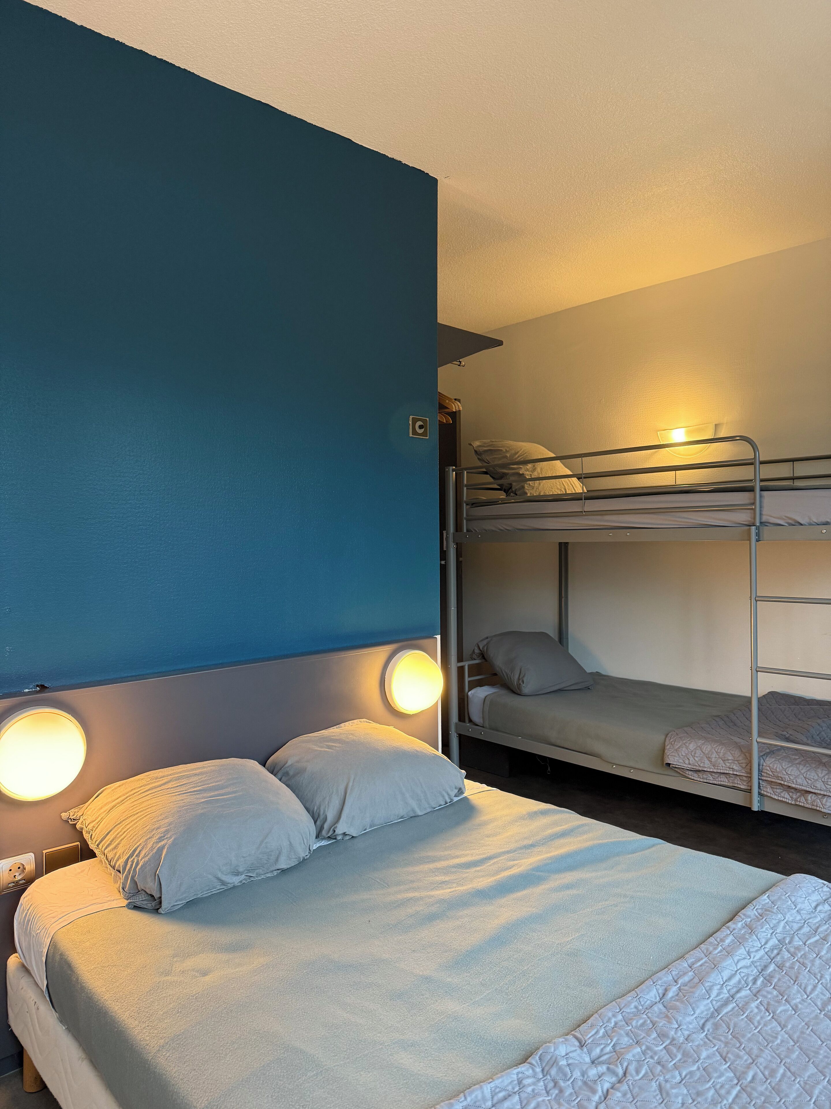 Habitación cuádruple | Insonorización, wifi gratis y acceso para silla de ruedas 