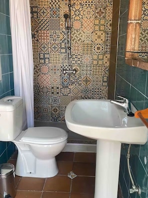 Douche, séchoir à cheveux, serviettes fournies, savon