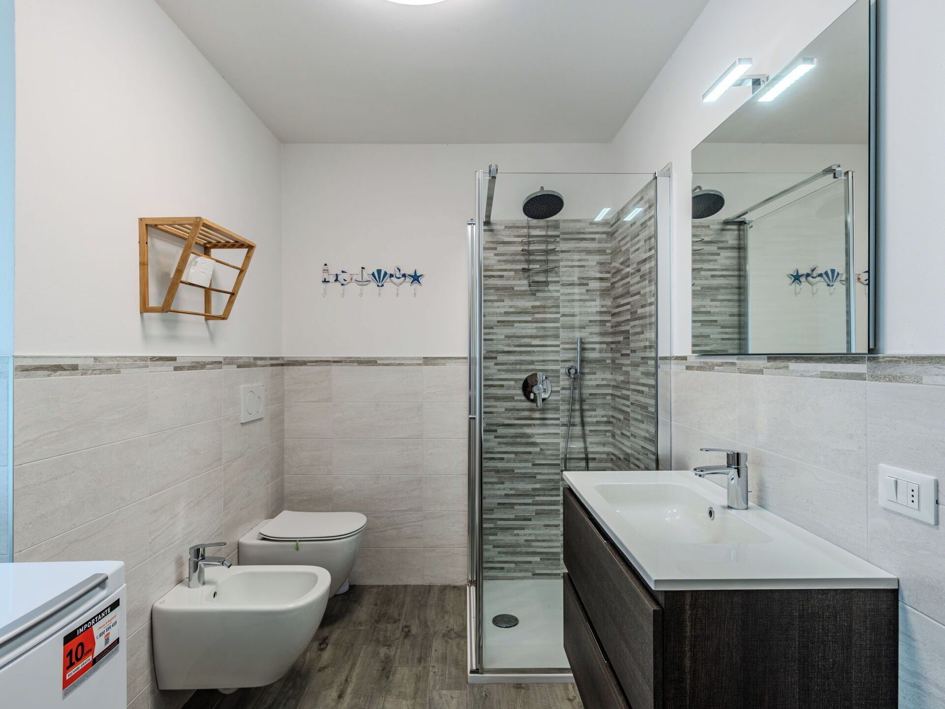Ein modernes Badezimmer mit Dusche, Toilette, Bidet und Waschtisch.