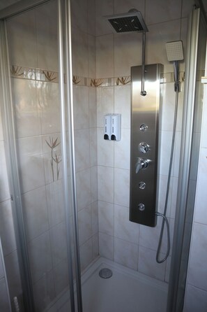 Douche, serviettes fournies, savon, papier toilette