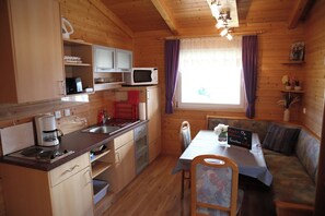 Réfrigérateur, micro-ondes, plaque de cuisson, cafetière/bouilloire