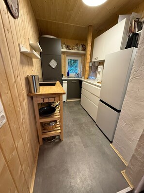 Kjøleskap, kokeplater, kaffetrakter/tekoker og vannkoker