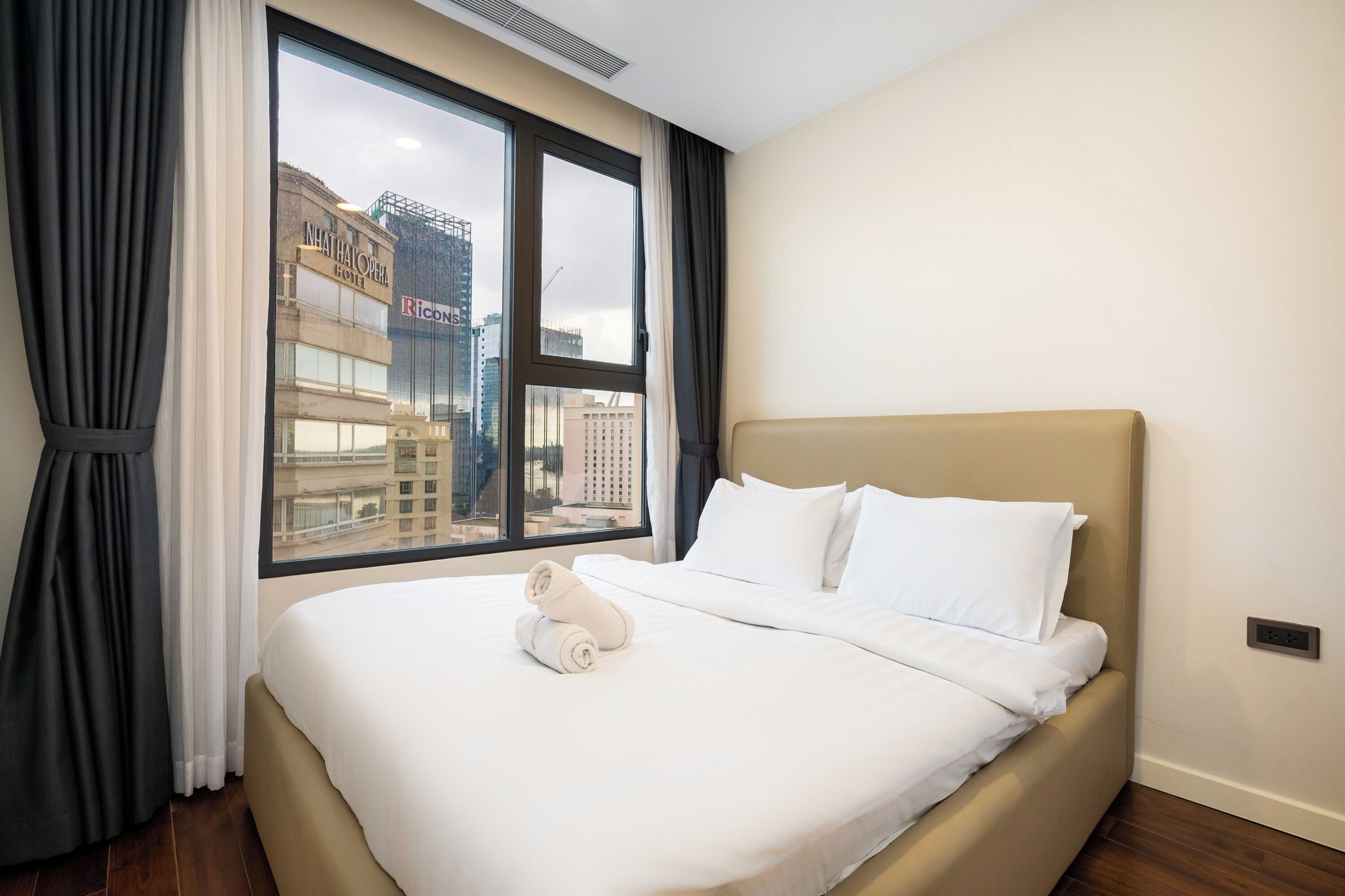 Free minibar, desk, laptop workspace, blackout curtains