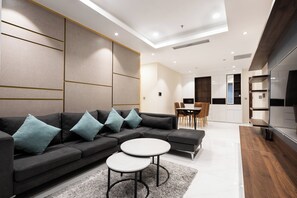 Luxury Apartment, 2 Bedrooms, Balcony, City View | Ruang tamu | 60 inci sebuah televisyen pintar dengan digital 