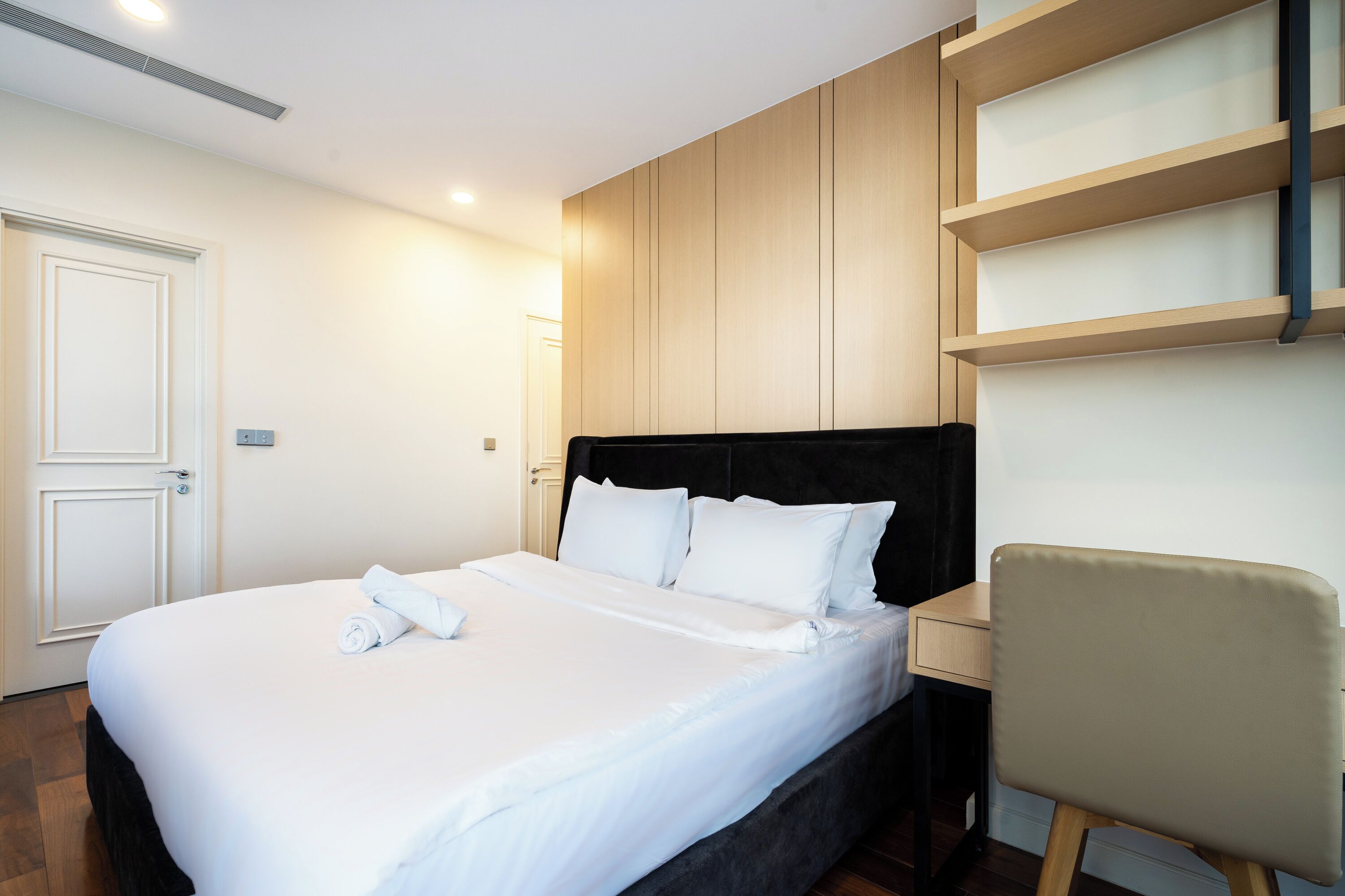 Apartamento superluxo, 2 quartos, sacada, vista para a cidade | Frigobar (abastecido com itens grátis), escrivaninha