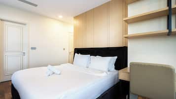 Apartamento superluxo, 2 quartos, sacada, vista para a cidade | Frigobar (abastecido com itens grátis), escrivaninha