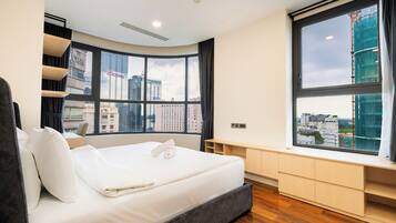 Luksushuoneisto, 2 makuuhuonetta, parveke, kaupunkinäköala | Ilmaiset minibaarituotteet, työpöytä